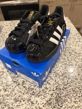 Adidas Womens Black & White Superstar Sneakers size 6